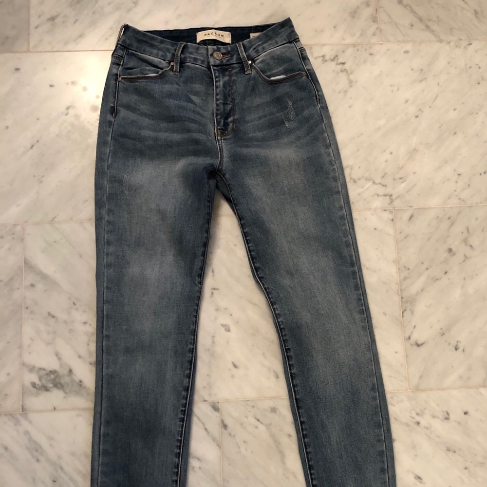 Light wash packing jeans
